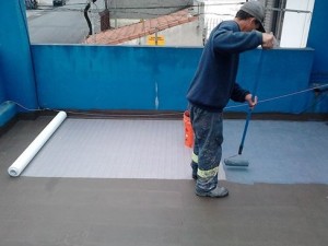 FABERTEC sendo aplicado em laje junto á Tela Poliéster-PVC