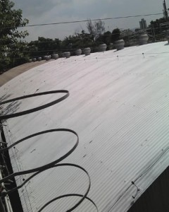 Transpetro. Petrobras. Duque de Caixas-RJ. Impermeabilização de telhados metálicos . Área aproximada 1.080m2